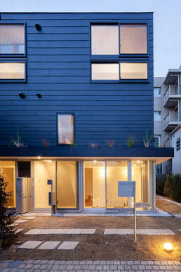 歩きたくなる石畳のアプローチ