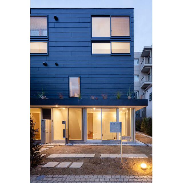 歩きたくなる石畳のアプローチ