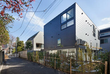 昼間とは全く違う姿を見せる夜の外観♪