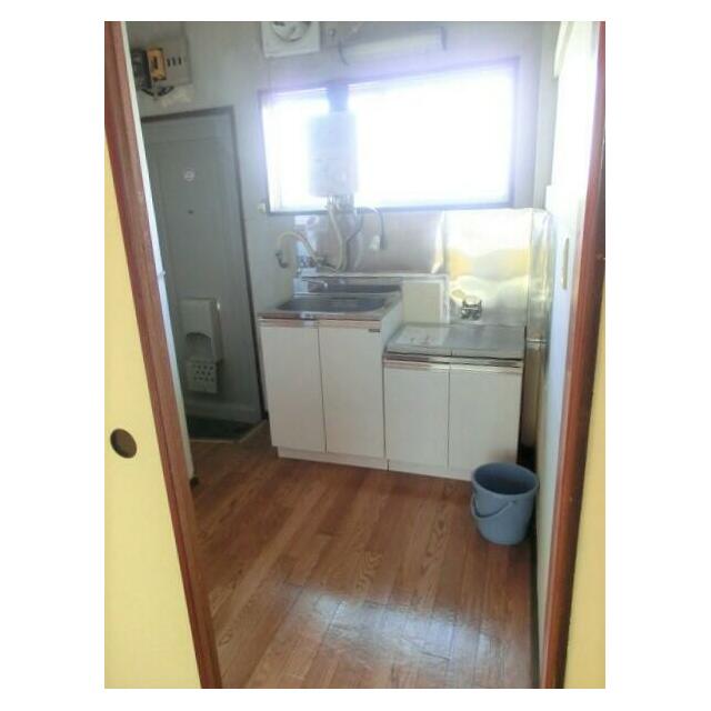 キッチン台交換済み。左奥に玄関ドア。