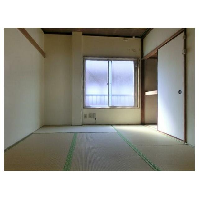 和室６帖、右に天袋付き押入。