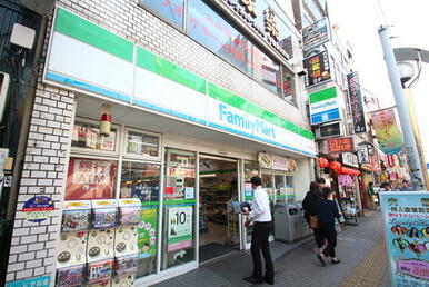 ファミリーマート　大久保駅前