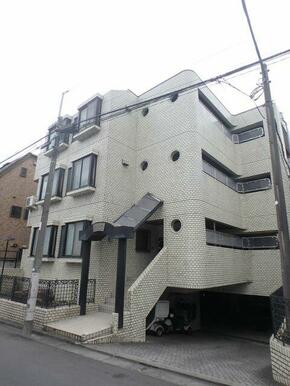 鉄筋コンクリート造の地下１階・地上３階建てマンション