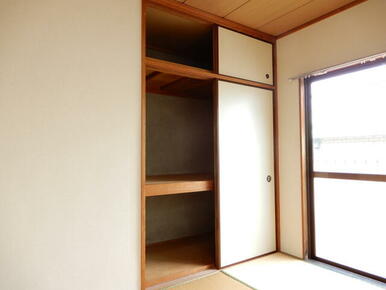 和室に押入れがあります♪造り付け収納は、地震時の転倒の心配がありません♪