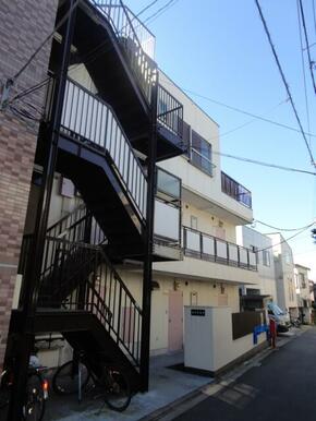 閑静な住宅街♪地上３階建て