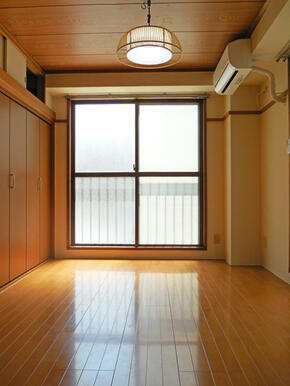 フローリングの６帖居室。日当りの良い南西角部屋です