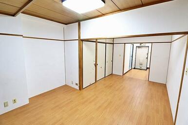 同タイプの参考写真です（建具や床、クロスの色味やイメージが異なる可能性がございます）