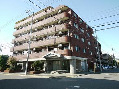 レンガ風タイルの欧風な外観